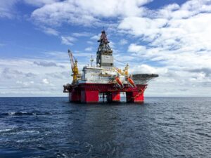 oil platfrom rig in the middle of the ocean